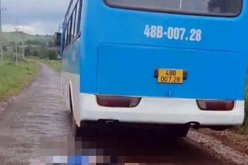Xe máy va chạm ô tô đưa đón học sinh, nam sinh lớp 8 tử vong