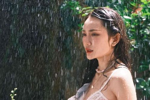 'Bạch Khổng Tước' Mỹ An khoe giọng hát da diết