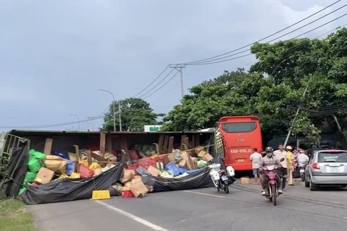 Xe khách và ô tô tải tông trực diện trên Quốc lộ 20