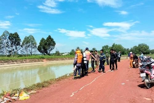 Xe máy lao xuống kênh, hai anh em họ đuối nước thương tâm