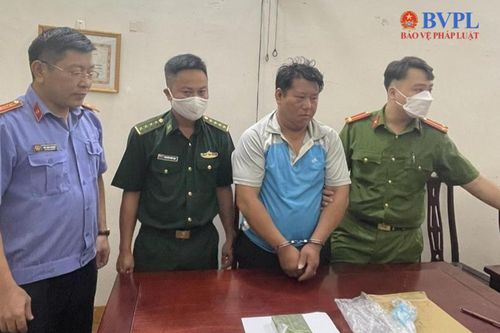 Bắt quả tang thầy giáo vận chuyển 1 bánh heroin