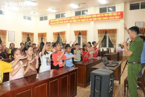 Lớp học Tiếng Anh đặc biệt của Phó trưởng công an xã ở Nghệ An