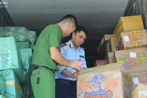 Phát hiện xe tải vận chuyển xúc xích, cánh gà, chân gà... không rõ nguồn gốc xuất xứ