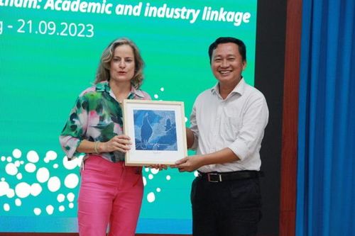 Chia sẻ hợp tác đào tạo giữa trường đại học Australia và Khánh Hòa