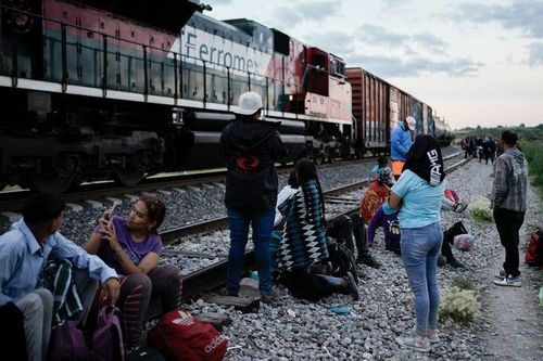 Mexico tạm dừng dịch vụ đường sắt để ngăn dòng người di cư