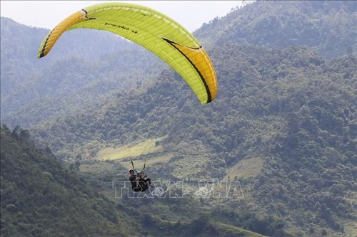 Lần đầu tiên tổ chức trình diễn dù lượn 'Khám phá thung lũng Mường Lò'