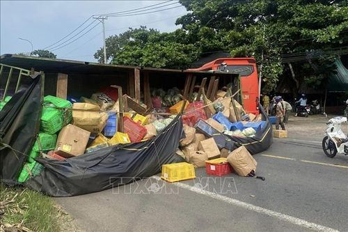 Va chạm với xe khách, xe tải chở rau lật ngang gây ùn tắc kéo dài trên Quốc lộ 20