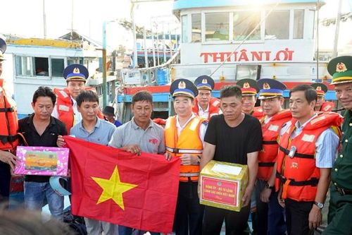 Cảnh sát biển Việt Nam thăm, tặng quà Đảng bộ, chính quyền, quân dân huyện đảo Phú Quý