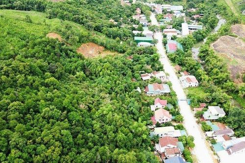 Cận cảnh vết sụt lún khiến 40 hộ dân lo lắng núi lở đè nhà