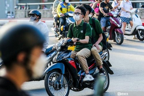 Liên tục phát hiện các trường hợp học sinh 'đầu trần' đi xe gắn máy