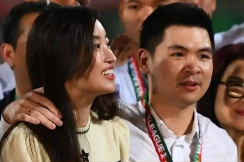 Đỗ Mỹ Linh xuất hiện trên khán đài cùng chồng, nhan sắc mẹ bỉm gây chú ý