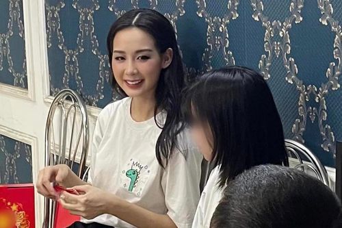 Bảo Ngọc thể hiện sự tinh tế, khéo léo khi đến thăm em nuôi trong vụ cháy chung cư