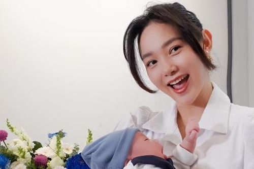 Sau 1 tháng sinh con, Minh Hằng kể chuyện làm 'mẹ bỉm': Căng thẳng và lo sợ