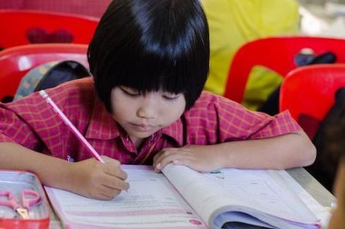 Mẹ đau đầu vì hành động của con học lớp 1, hội phụ huynh lại khen: Rất sáng tạo, đừng ngăn cấm
