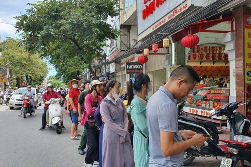 Hải Phòng: Xếp hàng, ngủ gật... chờ mua bánh trung thu