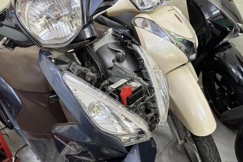 Những xe tay ga nào đang thiết kế ắc quy ở phần đầu xe?