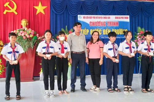 Trao quà 'Tiếp bước đến trường' cho học sinh nghèo, cận nghèo ở Phú Thuận