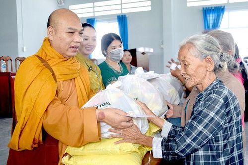 Tịnh thất Viên Lạc tặng hơn 100 phần quà cho hộ nghèo và khó khăn xã Vĩnh Hanh