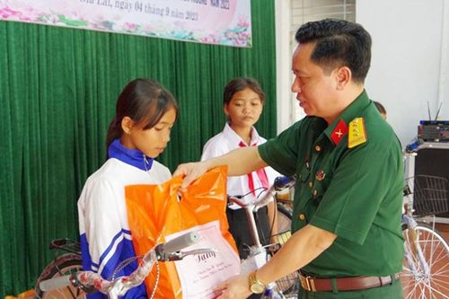 'Nâng bước em tới trường'