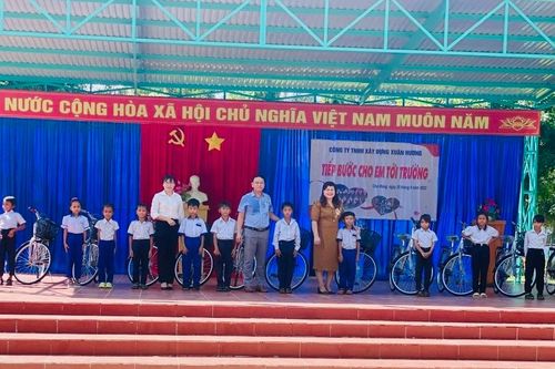 Ia Pa: 13 học sinh Plei Du nhận được xe đạp 'Tiếp bước em đến trường'