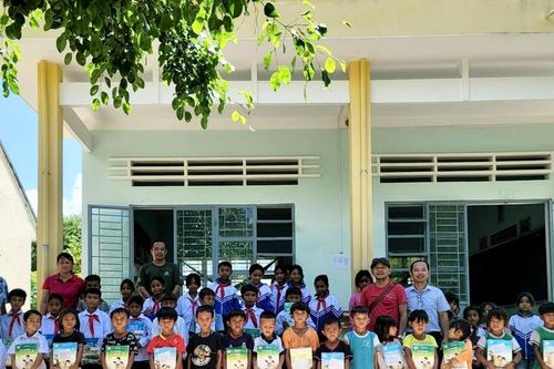Trao tặng sách giáo khoa cho 157 học sinh huyện Kông Chro