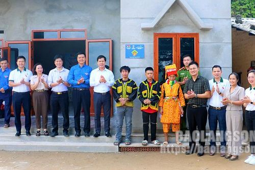 Cao Lộc: Khánh thành và bàn giao nhà Khăn quàng đỏ cho gia đình học sinh có hoàn cảnh khó khăn