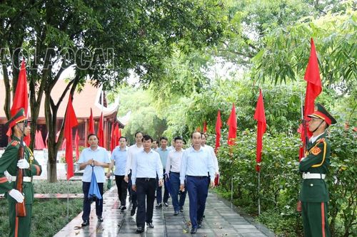 Bí thư Tỉnh ủy Đặng Xuân Phong duyệt các nội dung chuẩn bị cho Lễ kỷ niệm 65 năm Bác Hồ thăm Lào Cai