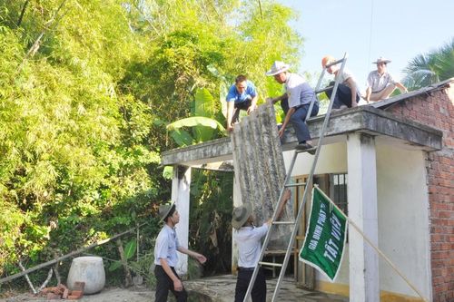Gia đình Phật tử chùa Tất Viên (H.Thăng Bình) lợp mái nhà cho hộ nghèo phòng tránh mưa bão