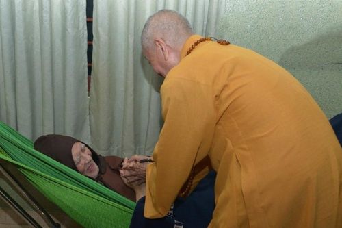 Đức Pháp chủ thăm Trưởng lão Hòa thượng Thích Trí Tịnh - Phó Pháp chủ GHPGVN