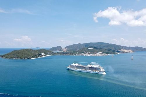 Tàu du lịch Spectrum of the Seas đưa 4.000 khách cập cảng Nha Trang