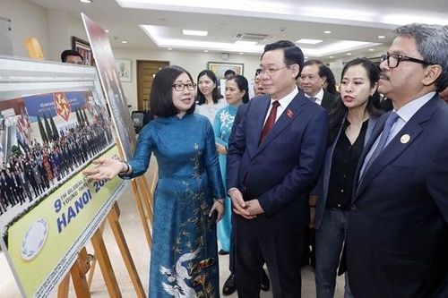 Chủ tịch Quốc hội Vương Đình Huệ cắt băng khai trương Trưng bày ảnh 50 năm quan hệ Việt Nam - Bangladesh