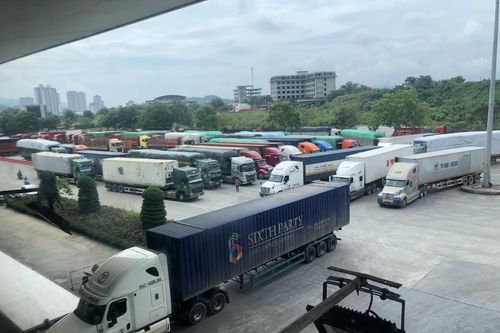 Gần 400 xe hàng xuất nhập khẩu mỗi ngày tại các cửa khẩu Lào Cai