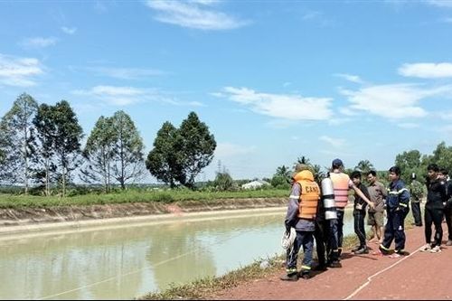 Lao xe máy xuống kênh, hai anh em họ đuối nước thương tâm