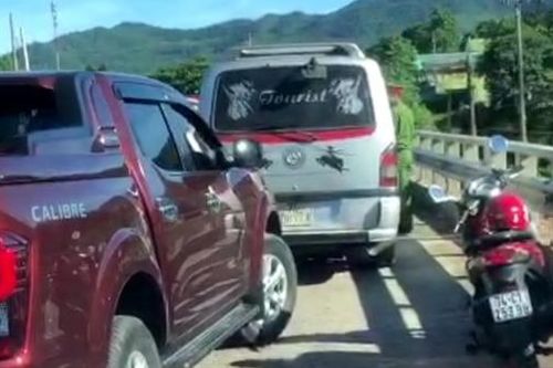 Tám ôtô vận chuyển 32 tấn đường nhập lậu bỏ chạy khi bị dừng kiểm tra