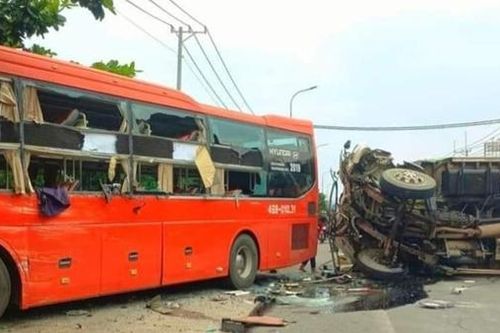 Xe tải và xe khách bẹp dúm sau cú 'đấu đầu' trên quốc lộ