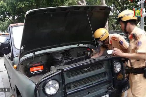 Kiểm tra xe UAZ chở khách du lịch trong phố cổ