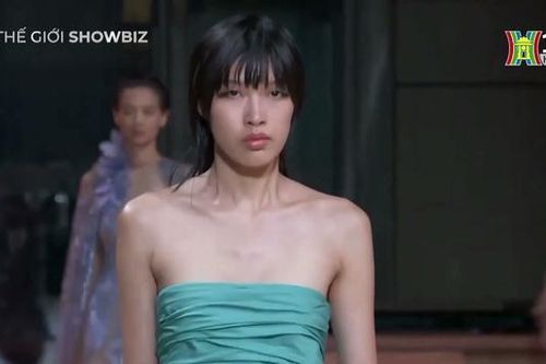 Dahan Phương Oanh 'đắt show' nhất tuần lễ thời trang quốc tế