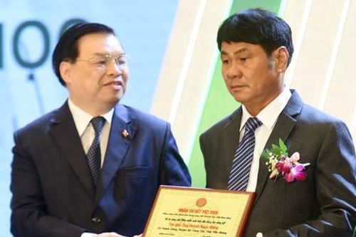 'Biến' lá sả bỏ đi thành tinh dầu, ông Huỳnh Ngọc Mừng nhận giải thưởng Khuyến học - Tự học thành tài
