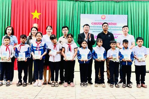 Lâm Đồng: Trao 17.000 cuốn vở tặng học sinh hoàn cảnh khó khăn, học tốt