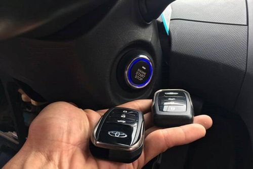 Vì sao chìa khóa thông minh để trong ô tô vẫn bị chốt cửa?