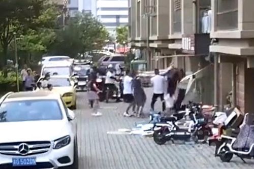 Thót tim cảnh hàng xóm dùng chăn đỡ bé gái rơi từ tầng 4