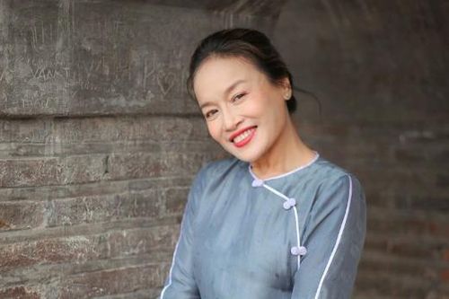 Bị nhầm là NSƯT, diễn viên Tú Oanh 'Hương vị tình thân' phản ứng thế nào?