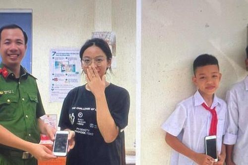 Hai học sinh lớp 7 không tham khi nhặt được điện thoại đắt tiền