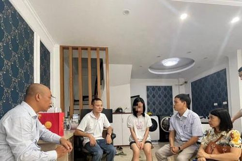 Trao quà Trung thu và kinh phí hỗ trợ một số trẻ em là nạn nhân của vụ hỏa hoạn