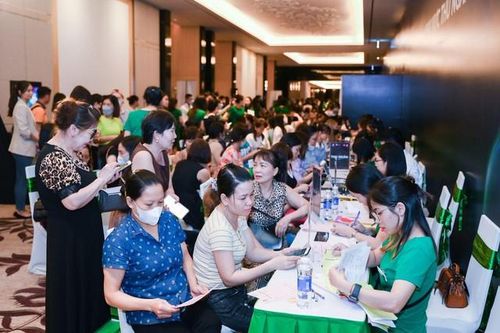 'Bão người' tham dự sự kiện Thu Cúc