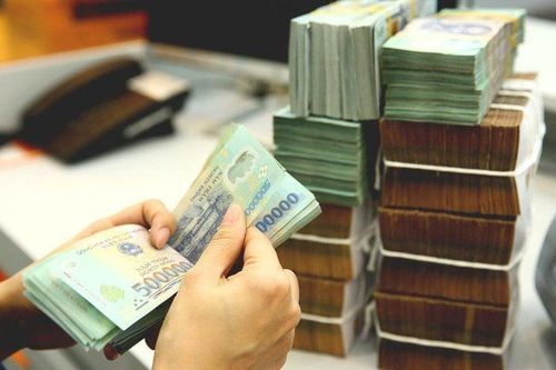 50 triệu gửi tiết kiệm có nên rút ra để mua vàng khi lãi suất ngày một giảm còn giá vàng thì tăng cao?