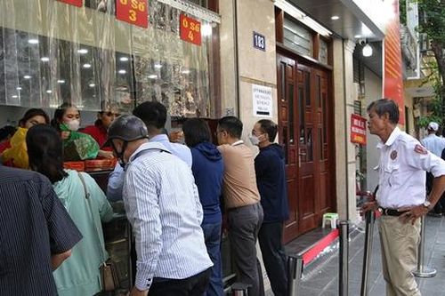 Bất ngờ không còn cảnh người dân xếp hàng dài mua bánh Trung thu Bảo Phương, dù khách vẫn đông