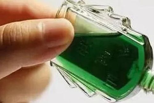 Nhỏ nhầm lọ dầu gió cụ bà bị bỏng mắt