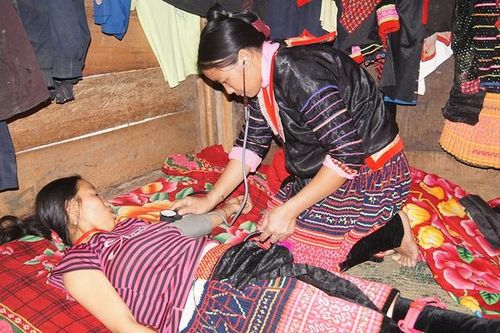 Giải pháp đẩy mạnh vai trò của cô đỡ thôn bản