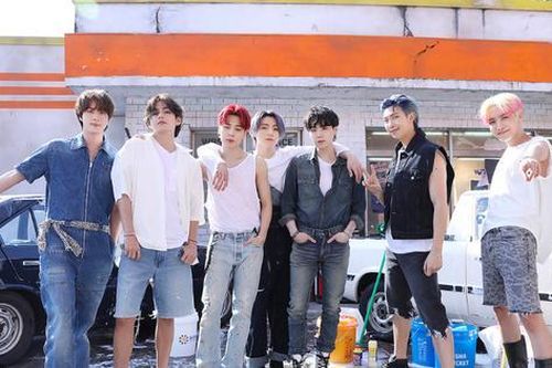 Xuất hiện xe tải phản đối BTS tái ký, ARMY mong fan tỉnh táo với bộ phận cực đoan